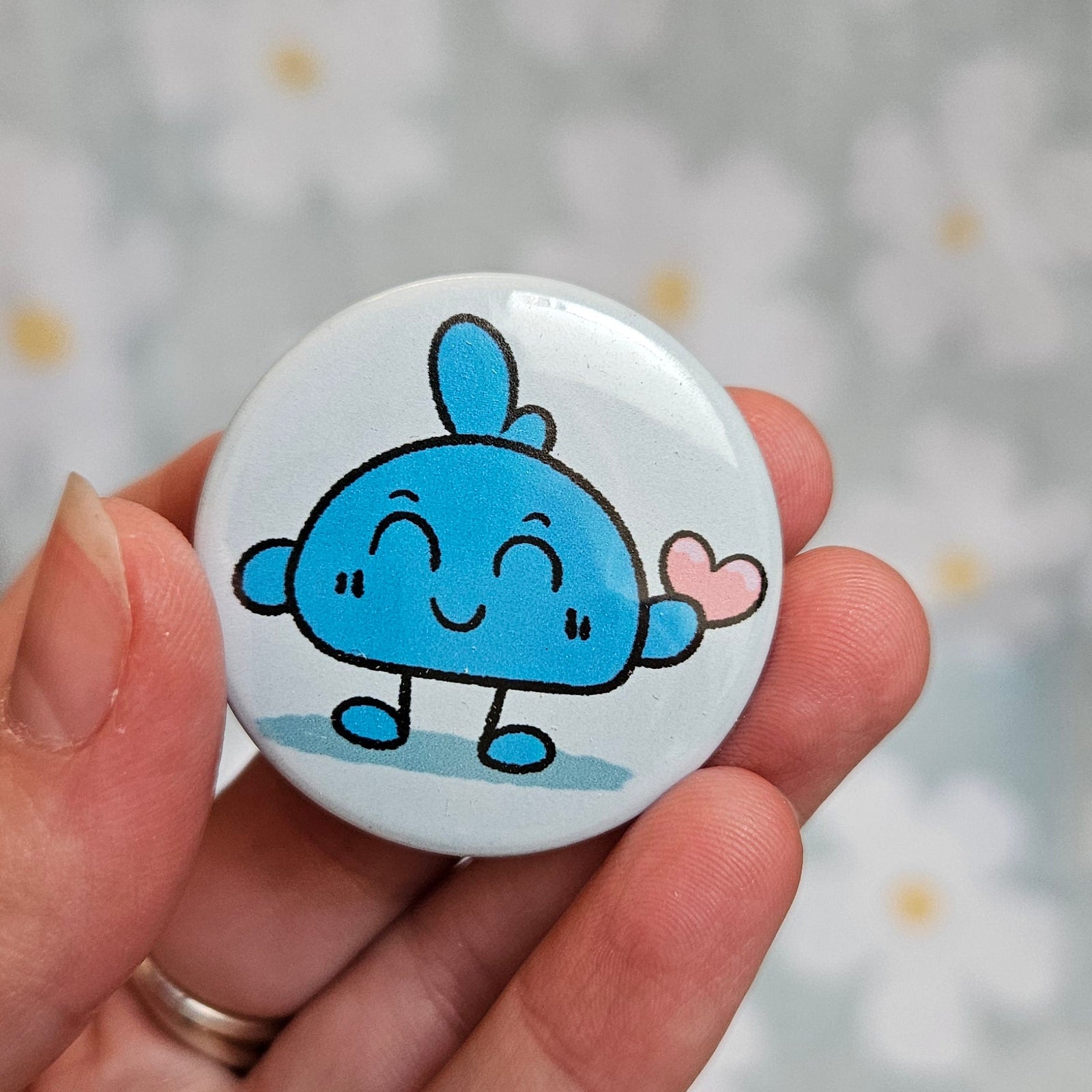 Badge rond de 38 mm avec Dangonyan, la mascotte de Piranhate