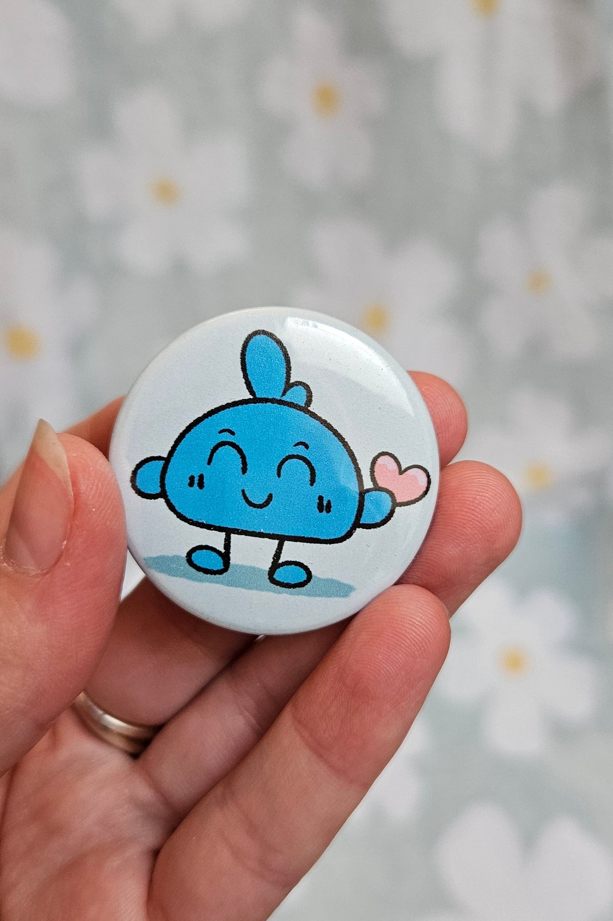 Badge rond de 38 mm avec Dangonyan, la mascotte de Piranhate