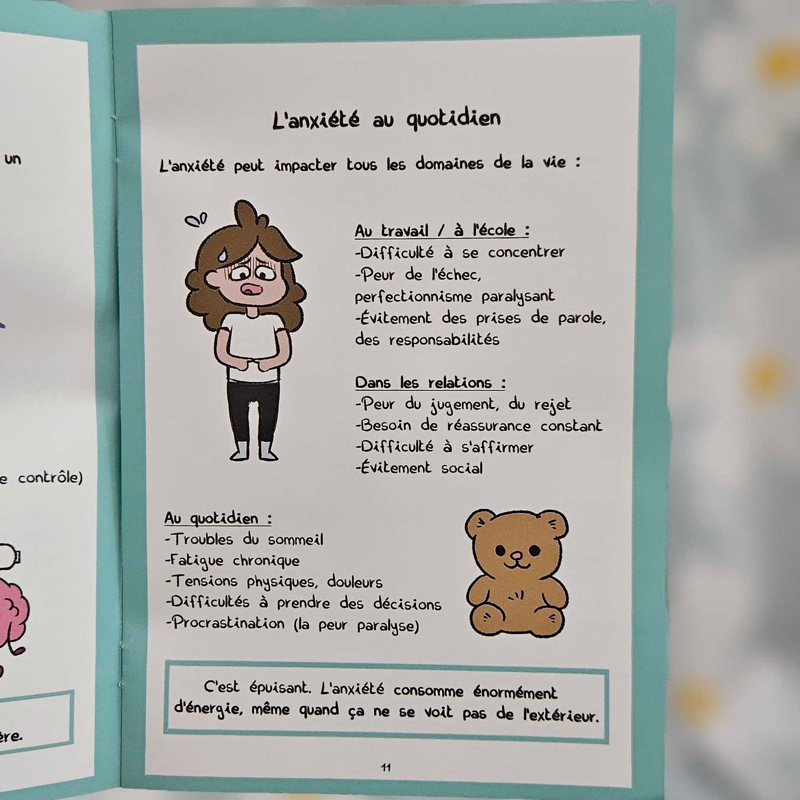 Page « L'anxiété au quotidien » du mini-guide, détaillant ses effets au travail, dans les relations et au quotidien, illustrée d'un personnage et d'un ourson en peluche