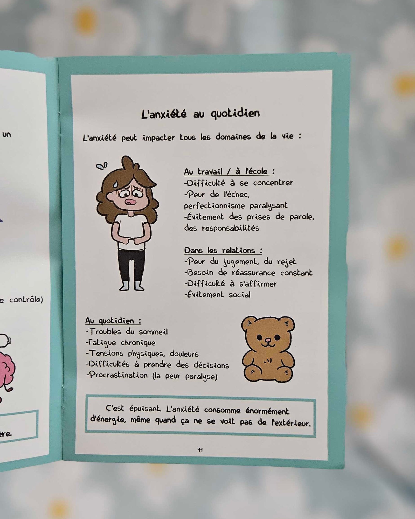 Page « L'anxiété au quotidien » du mini-guide, détaillant ses effets au travail, dans les relations et au quotidien, illustrée d'un personnage et d'un ourson en peluche