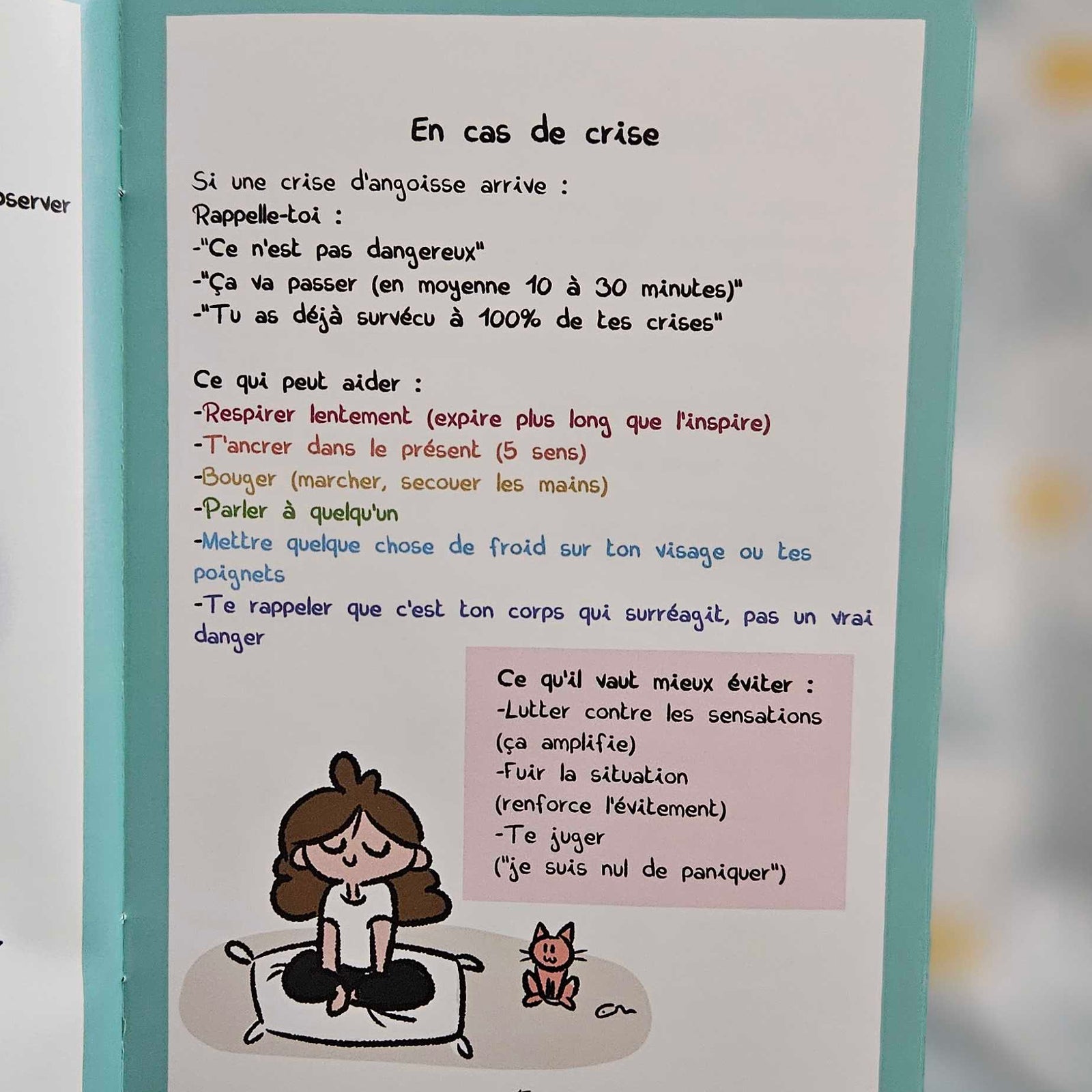 Page « En cas de crise » du mini-guide sur l'anxiété, listant ce qui peut aider et ce qu'il vaut mieux éviter, avec un personnage assis sur un coussin à côté d'un petit chat