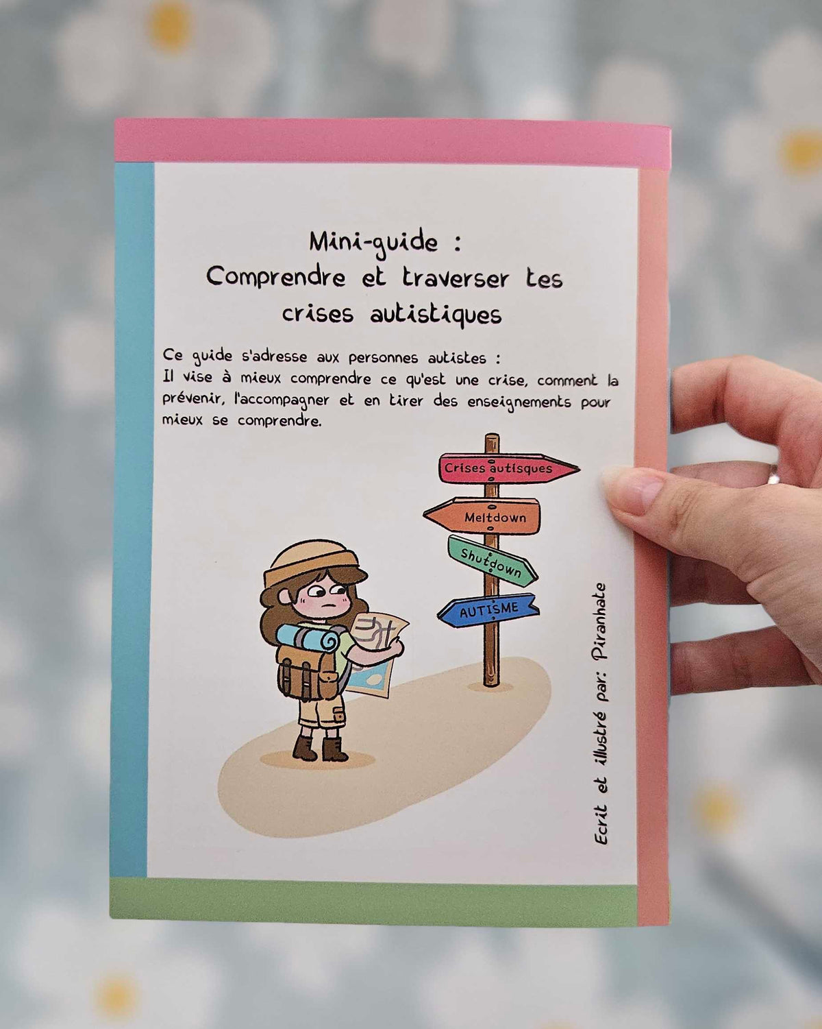 Page de titre du mini-guide tenue en main : texte de présentation précisant que le guide s'adresse aux personnes autistes, illustration d'un personnage devant un panneau indicateur (crises autistiques, meltdown, shutdown, autisme) et mention de l'autrice-illustratrice Piranhate