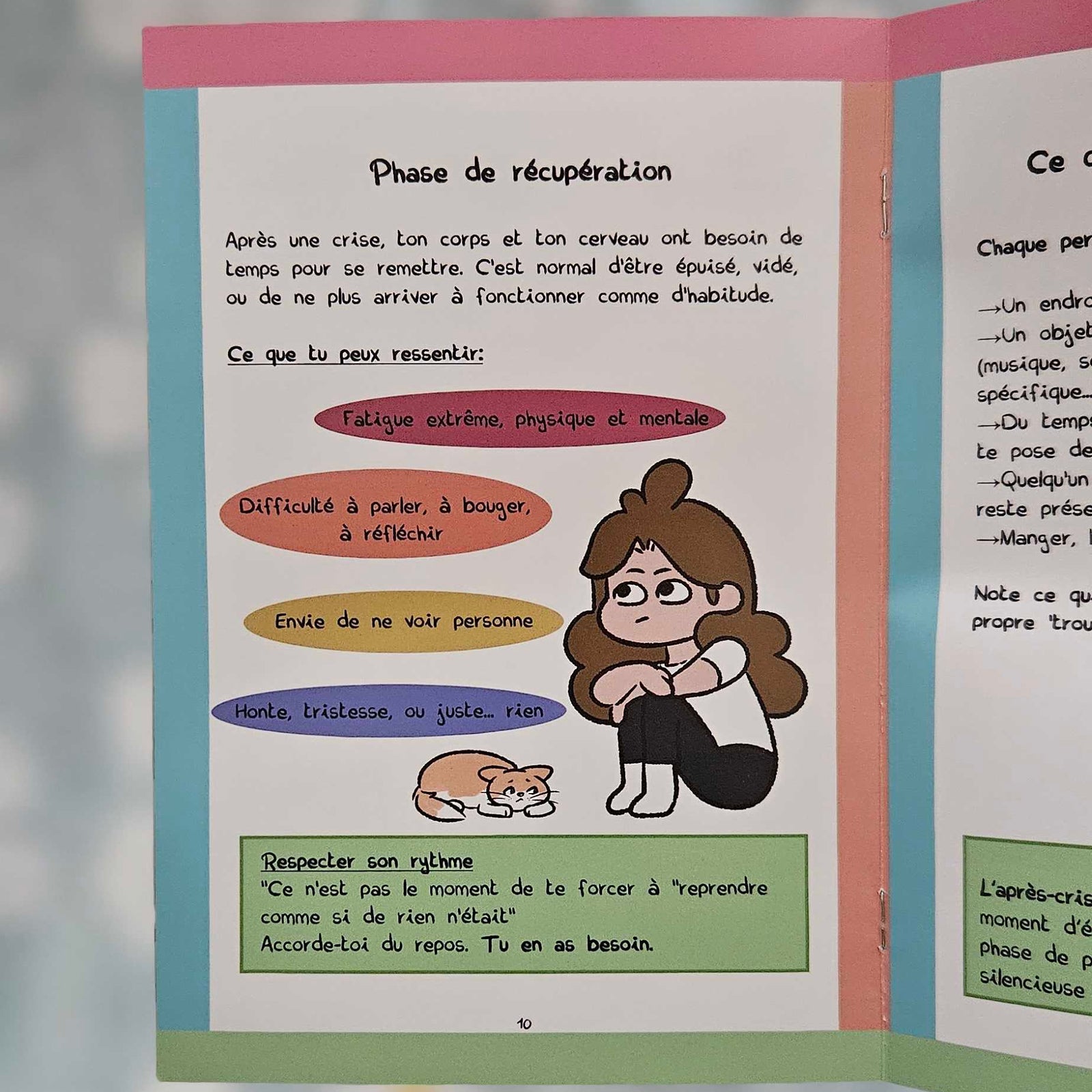 Double page intérieure du mini-guide ouverte sur la section « Phase de récupération » : bulles colorées listant les ressentis après une crise et illustration d'une personne assise recroquevillée à côté d'un chat