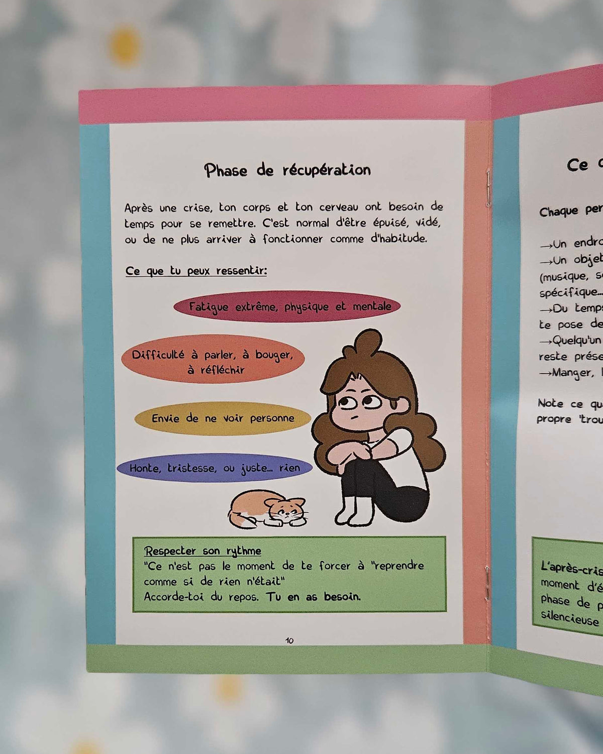 Double page intérieure du mini-guide ouverte sur la section « Phase de récupération » : bulles colorées listant les ressentis après une crise et illustration d'une personne assise recroquevillée à côté d'un chat