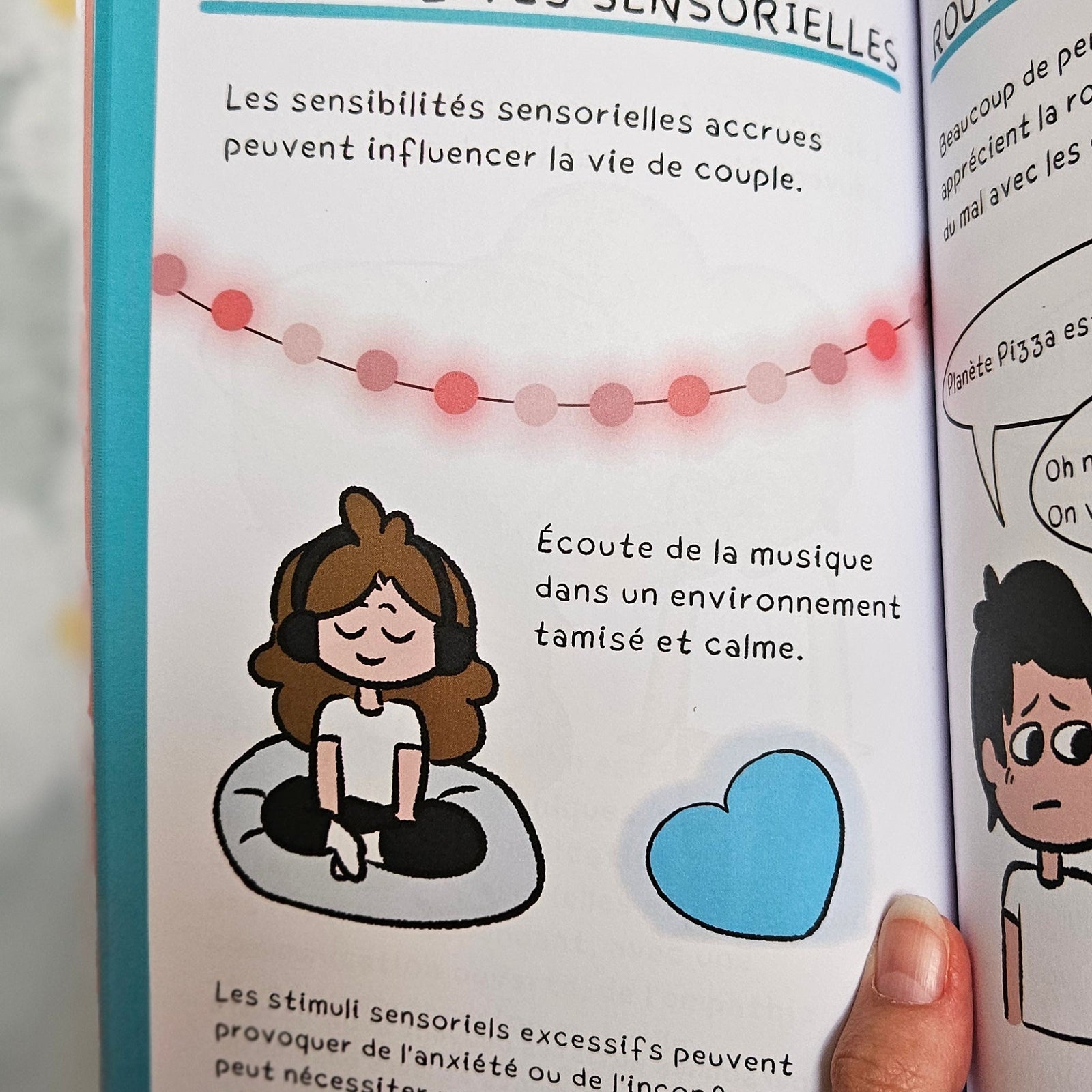 Page « Sensibilités sensorielles » du livre, avec un personnage assis en tailleur écoutant de la musique au casque dans un environnement tamisé, et un cœur bleu