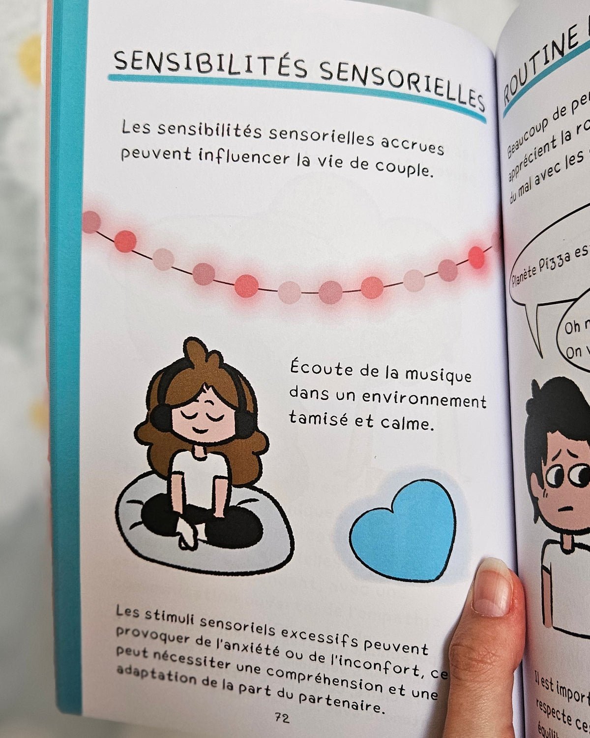 Page « Sensibilités sensorielles » du livre, avec un personnage assis en tailleur écoutant de la musique au casque dans un environnement tamisé, et un cœur bleu