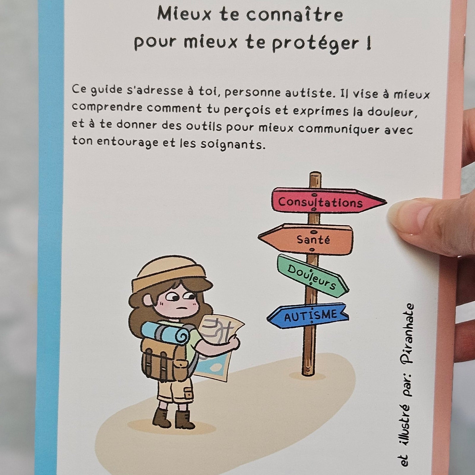 Page d'ouverture du mini-guide « Mieux te connaître pour mieux te protéger », version pour toi, précisant qu'il s'adresse aux personnes autistes, avec un personnage carte en main devant un panneau indicateur (consultations, santé, douleurs, autisme)