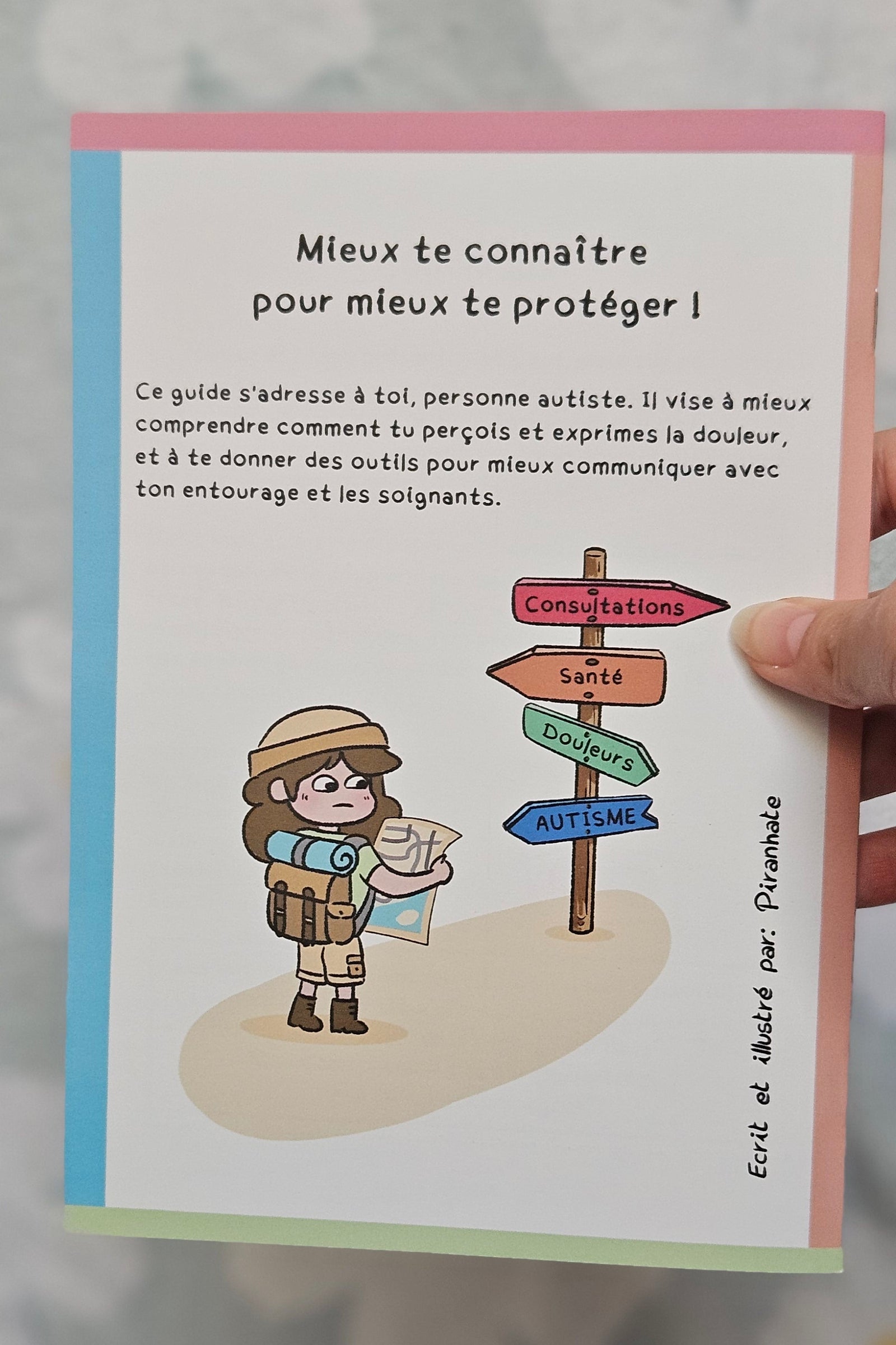 Page d'ouverture du mini-guide « Mieux te connaître pour mieux te protéger », version pour toi, précisant qu'il s'adresse aux personnes autistes, avec un personnage carte en main devant un panneau indicateur (consultations, santé, douleurs, autisme)