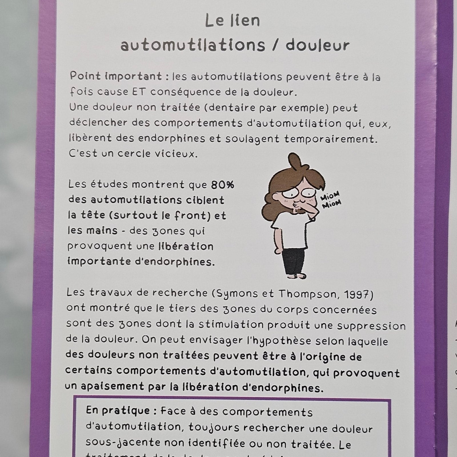Page intérieure consacrée au lien entre automutilations et douleur, expliquant qu'une douleur non traitée peut être à l'origine de ces comportements, avec un encadré « En pratique » et une référence à Symons et Thompson, 1997