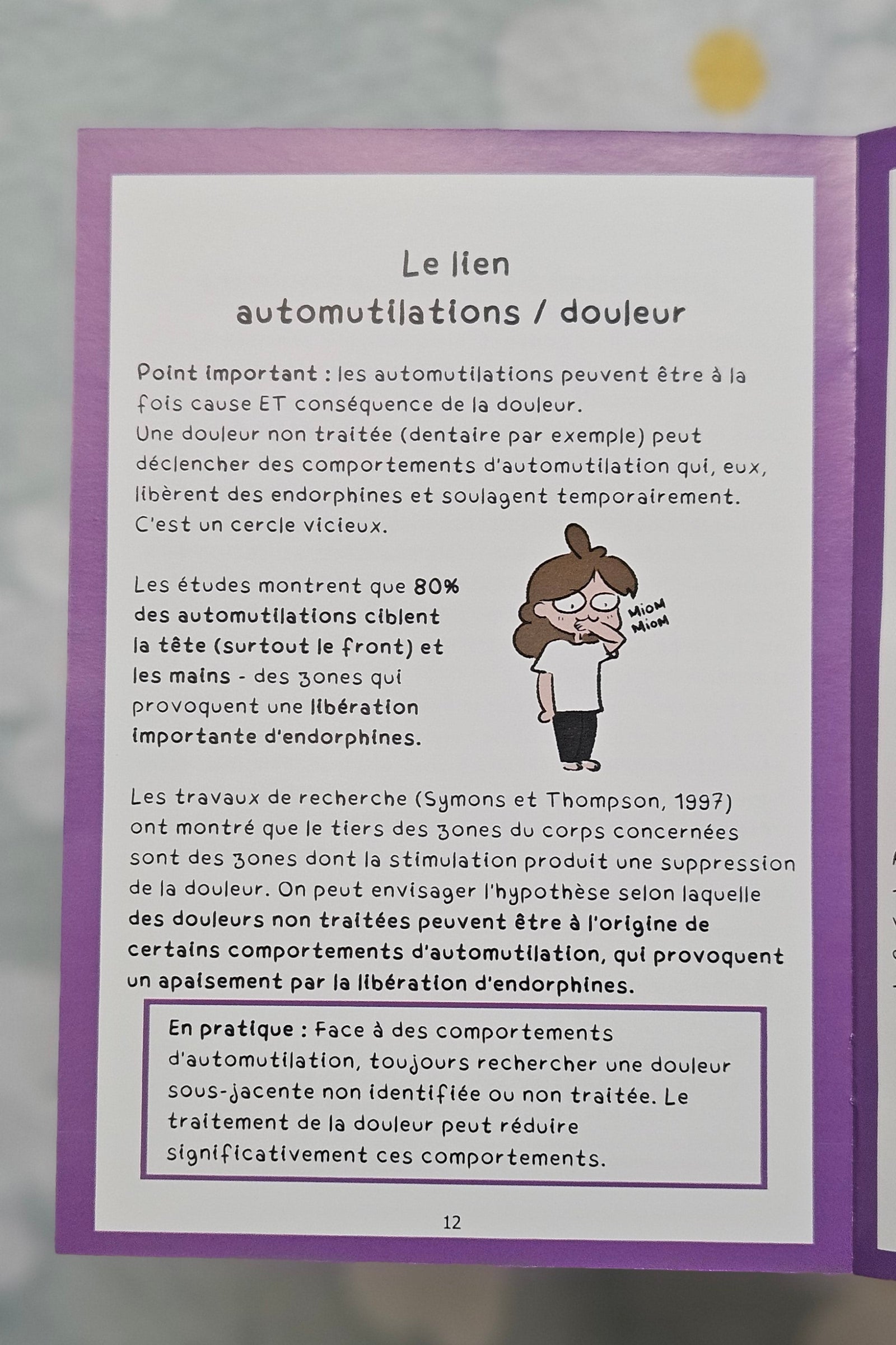 Page intérieure consacrée au lien entre automutilations et douleur, expliquant qu'une douleur non traitée peut être à l'origine de ces comportements, avec un encadré « En pratique » et une référence à Symons et Thompson, 1997