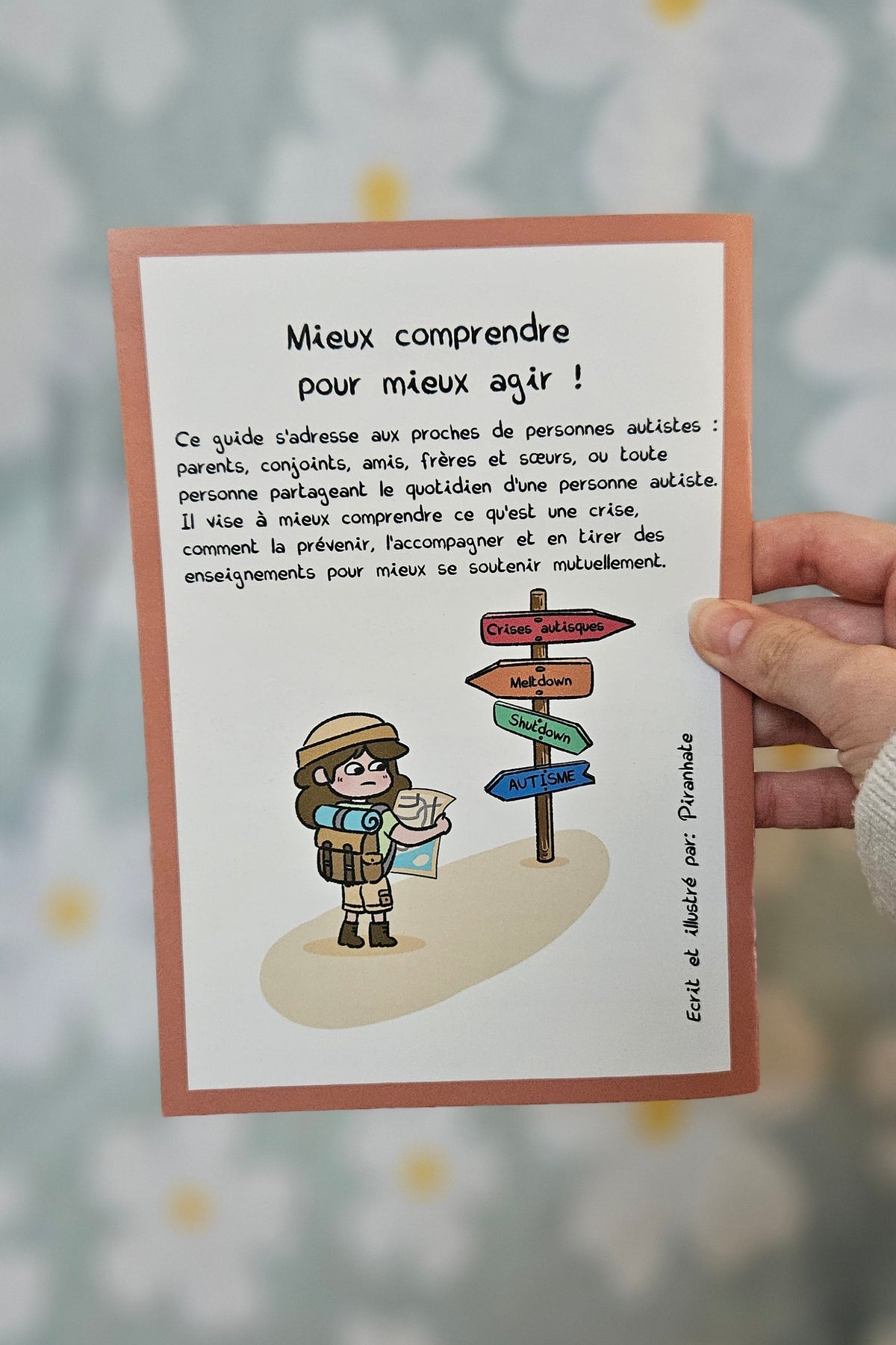 Page d'ouverture du mini-guide « Mieux comprendre pour mieux agir », version proches, précisant qu'il s'adresse aux parents, conjoints, amis, frères et sœurs, avec un personnage carte en main devant un panneau indicateur