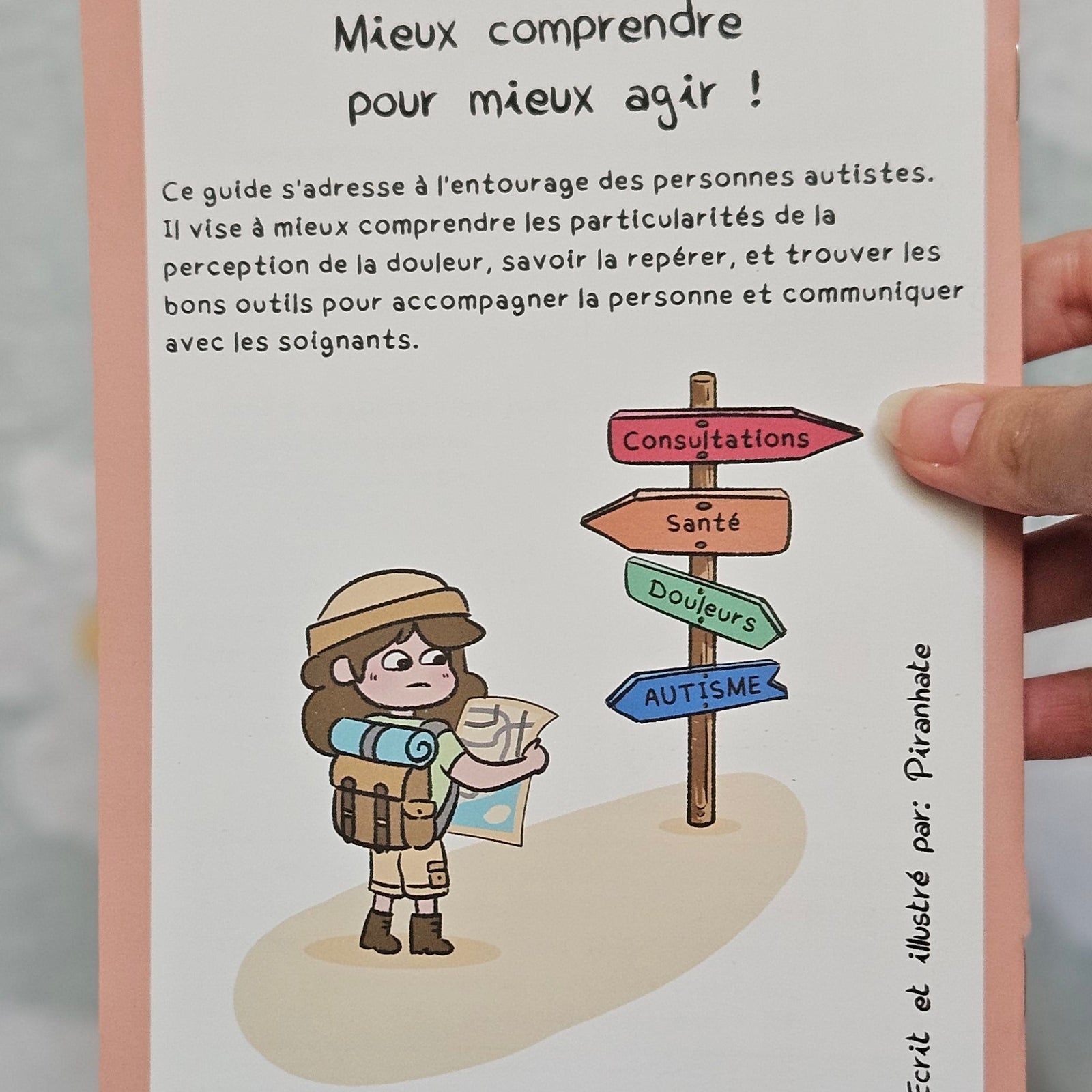 Page d'ouverture du mini-guide « Mieux comprendre pour mieux agir », version proches, précisant qu'il s'adresse à l'entourage des personnes autistes, avec un personnage carte en main devant un panneau indicateur