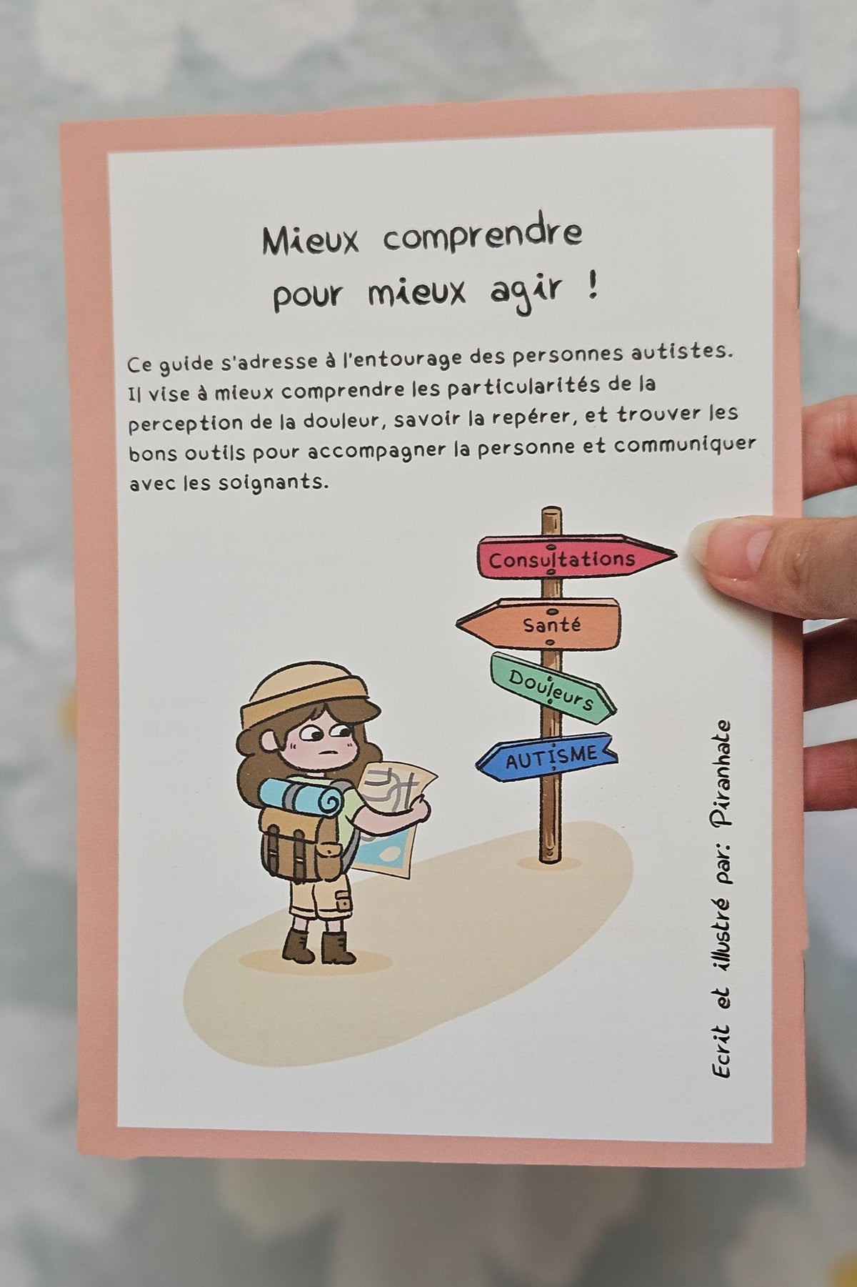 Page d'ouverture du mini-guide « Mieux comprendre pour mieux agir », version proches, précisant qu'il s'adresse à l'entourage des personnes autistes, avec un personnage carte en main devant un panneau indicateur