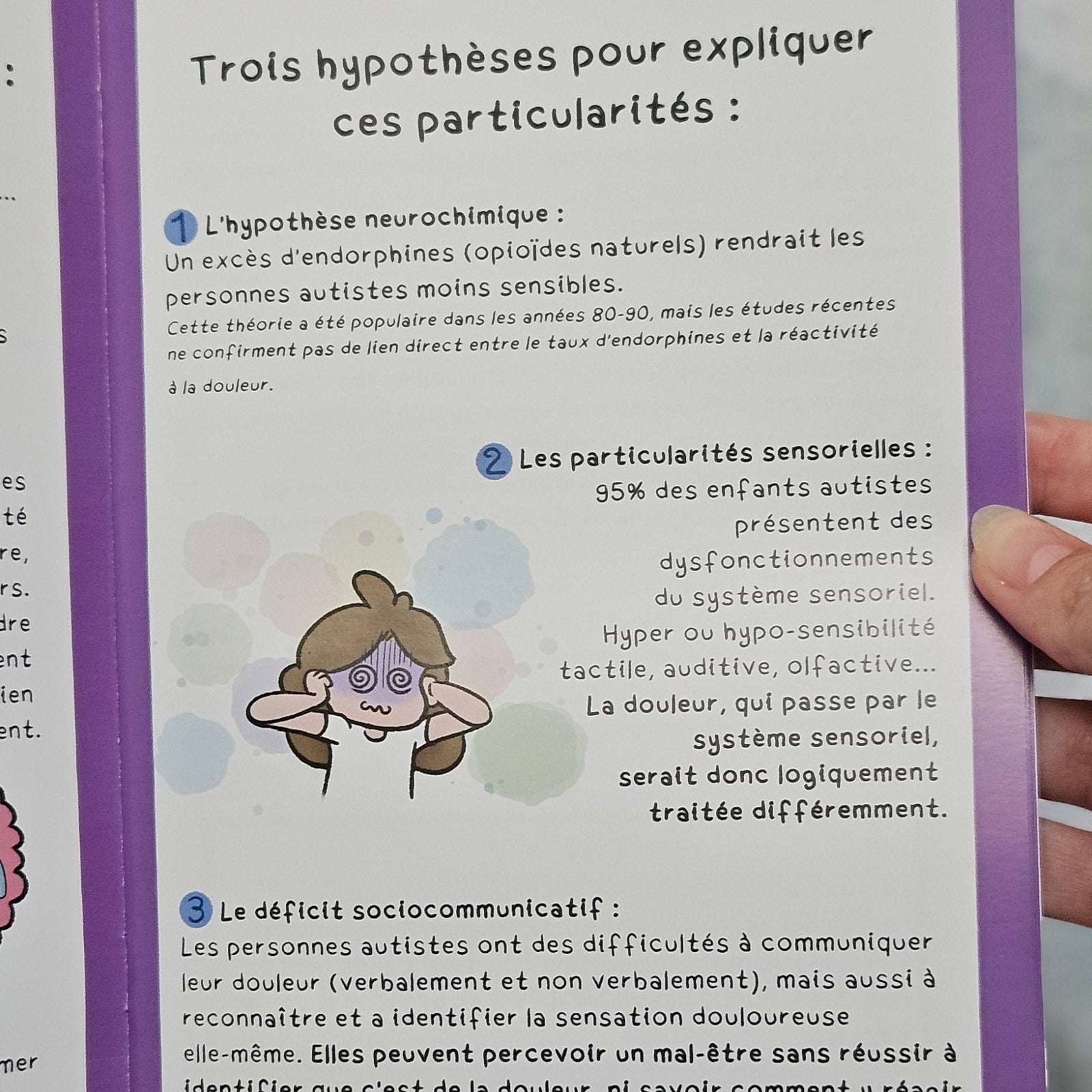 Page intérieure « Trois hypothèses pour expliquer ces particularités », détaillant l'hypothèse neurochimique, les particularités sensorielles et le déficit sociocommunicatif, avec un personnage entouré de bulles colorées