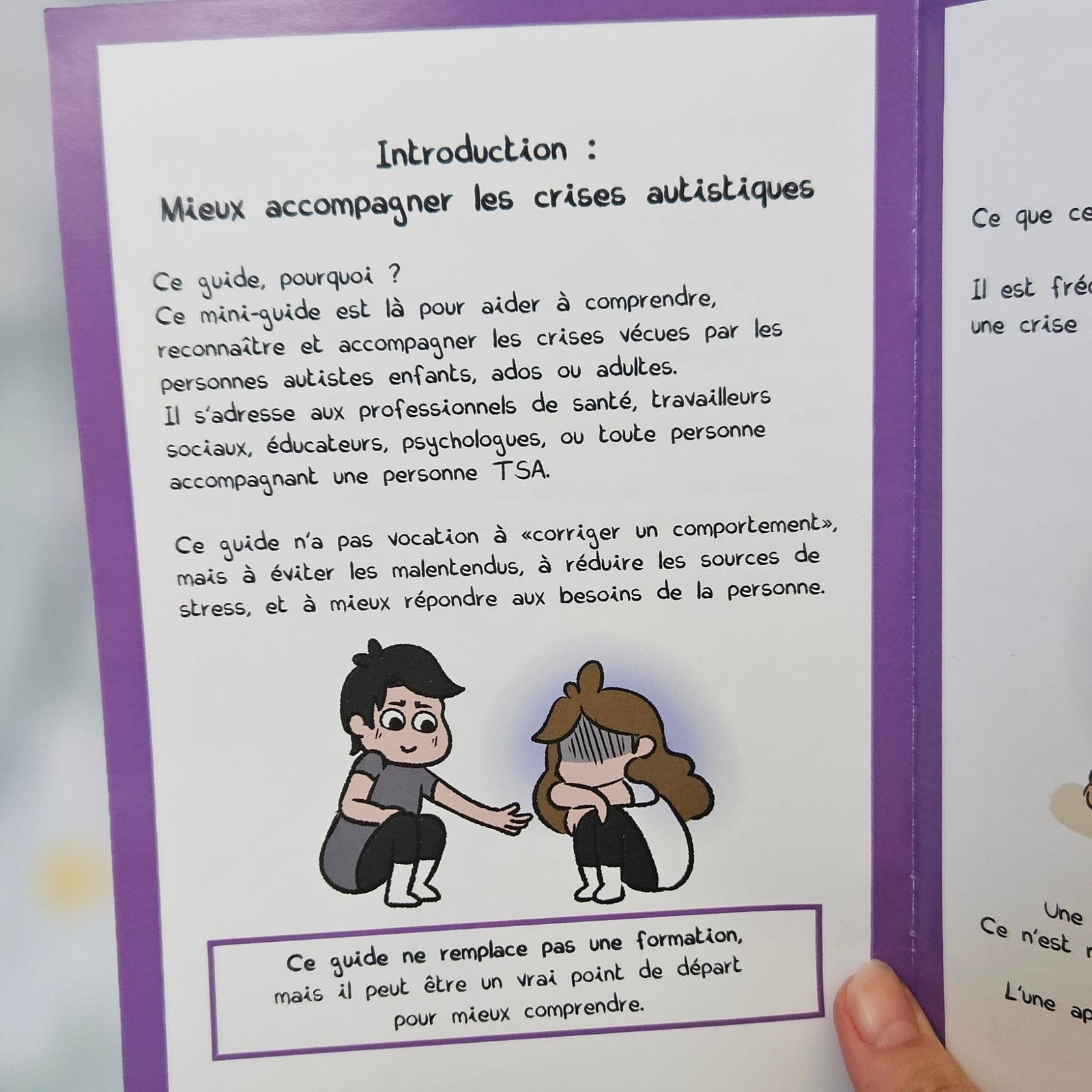 Double page d'introduction du mini-guide, « Mieux accompagner les crises autistiques », avec une illustration de deux personnages accroupis face à face et un encadré rappelant que le guide ne remplace pas une formation
