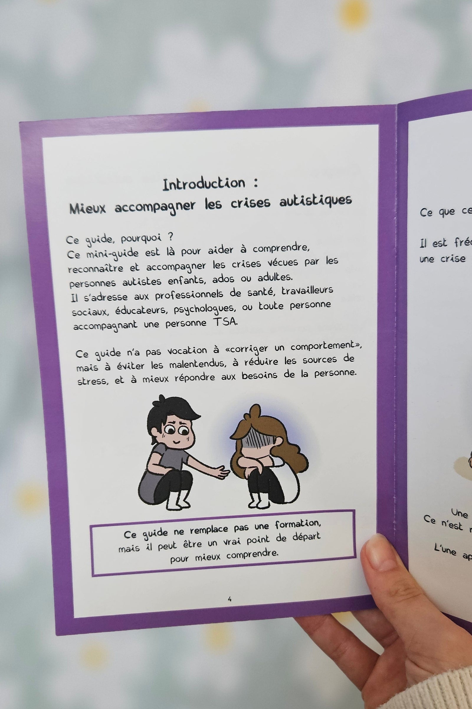 Double page d'introduction du mini-guide, « Mieux accompagner les crises autistiques », avec une illustration de deux personnages accroupis face à face et un encadré rappelant que le guide ne remplace pas une formation