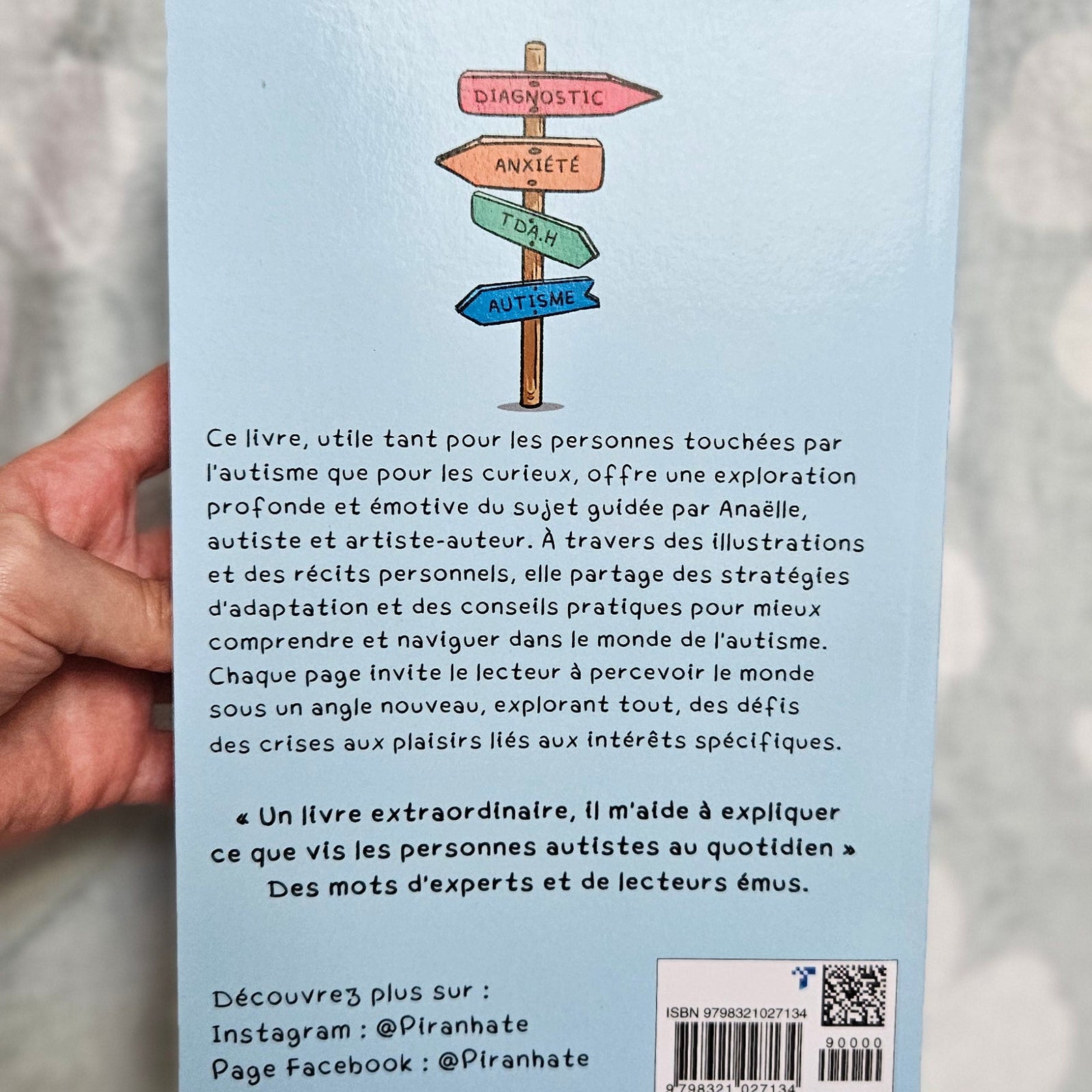 Quatrième de couverture du Guide illustré ULTIME de l'Autisme, fond bleu clair avec un panneau indicateur (diagnostic, anxiété, TDAH, autisme), le texte de présentation, un extrait de retour lecteur et le code-barres ISBN