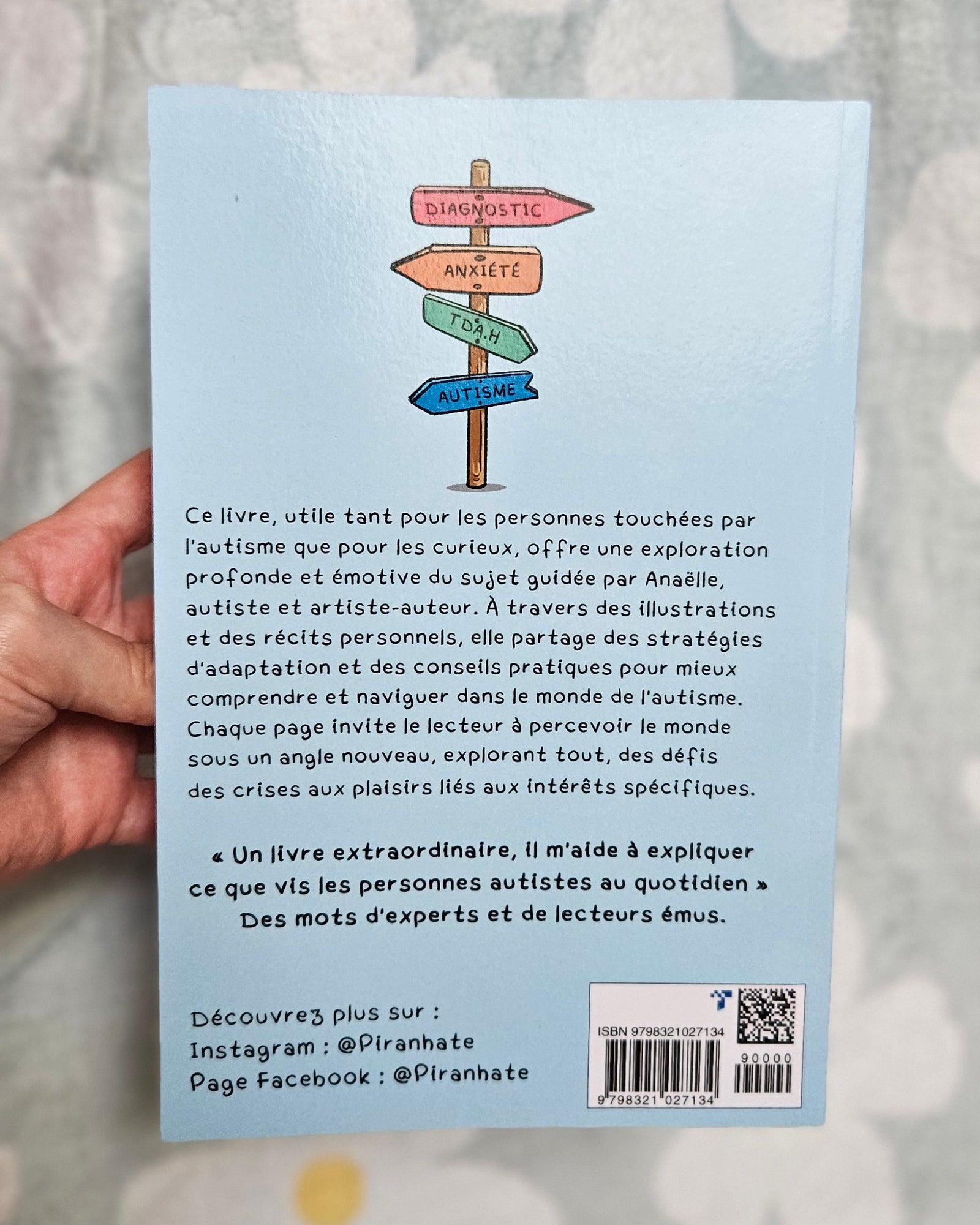Quatrième de couverture du Guide illustré ULTIME de l'Autisme, fond bleu clair avec un panneau indicateur (diagnostic, anxiété, TDAH, autisme), le texte de présentation, un extrait de retour lecteur et le code-barres ISBN