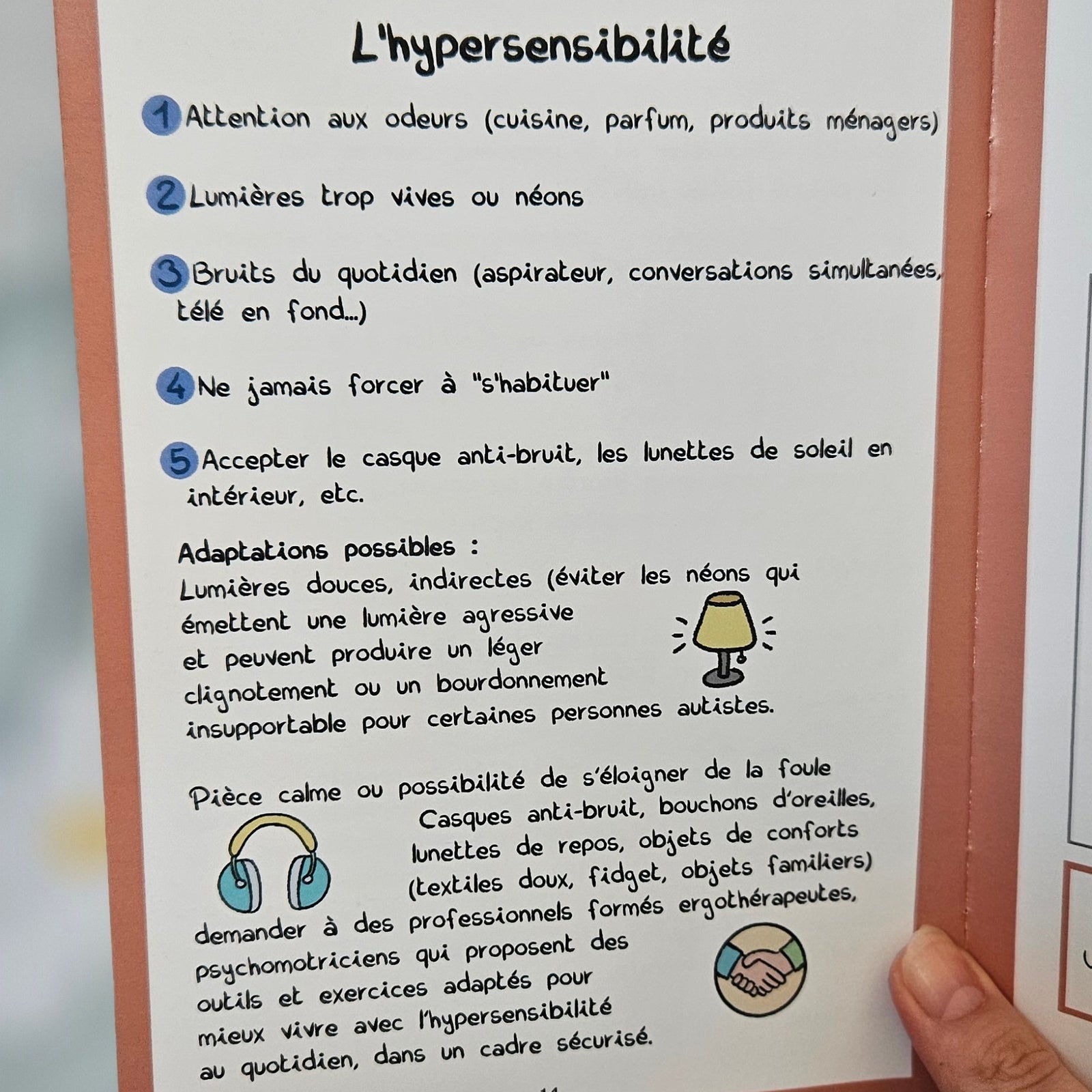 Page intérieure du mini-guide consacrée à l'hypersensibilité : liste numérotée (odeurs, lumières vives, bruits du quotidien) et adaptations possibles, illustrée d'une lampe, d'un casque anti-bruit et de deux mains qui se serrent