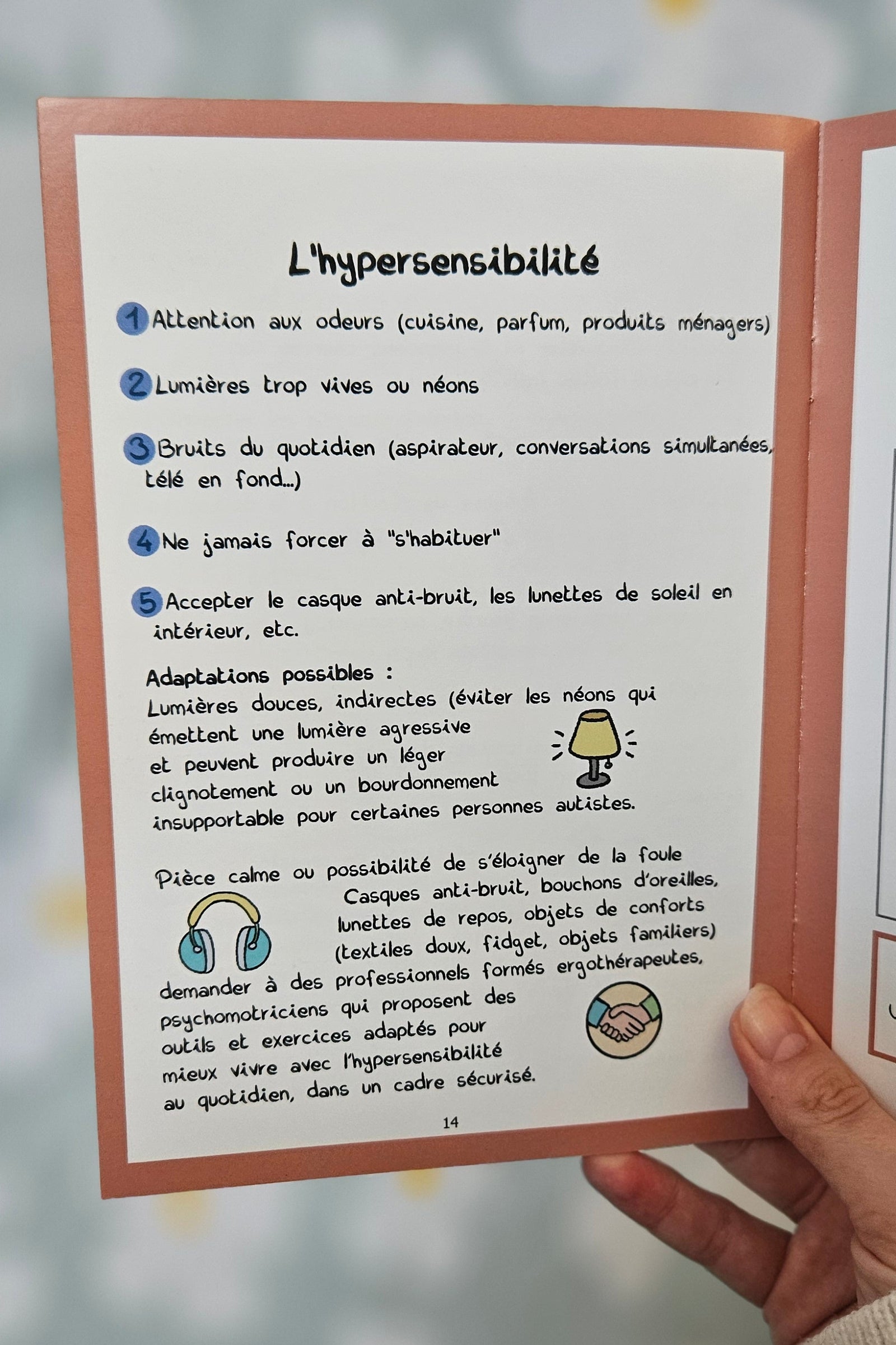Page intérieure du mini-guide consacrée à l'hypersensibilité : liste numérotée (odeurs, lumières vives, bruits du quotidien) et adaptations possibles, illustrée d'une lampe, d'un casque anti-bruit et de deux mains qui se serrent