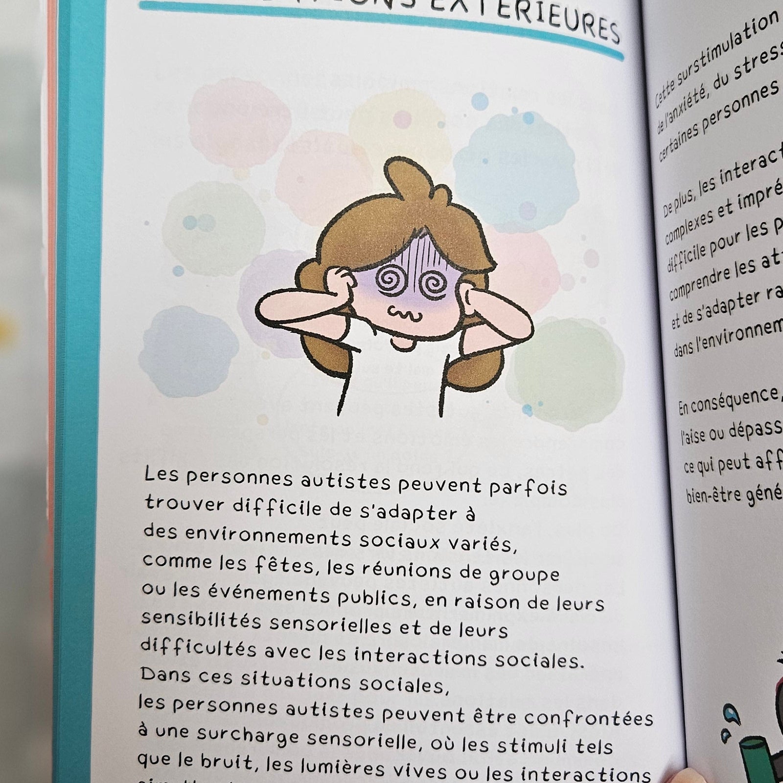 Page « Les relations extérieures » du livre, avec un personnage se bouchant les oreilles au milieu de taches colorées, et un texte sur la surcharge sensorielle en situation sociale