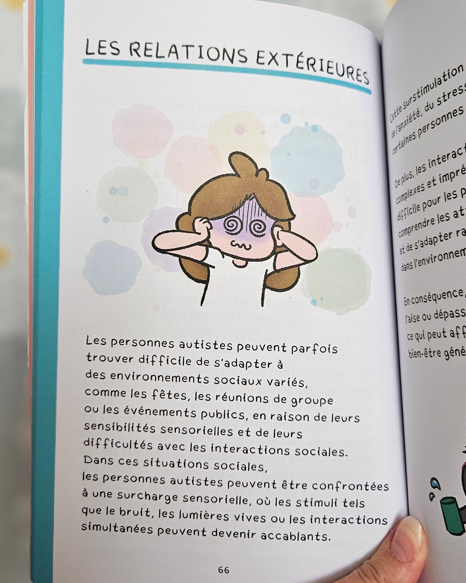 Page « Les relations extérieures » du livre, avec un personnage se bouchant les oreilles au milieu de taches colorées, et un texte sur la surcharge sensorielle en situation sociale
